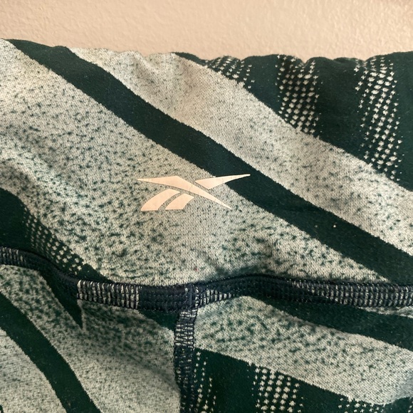 Geometric Patterned Reebok Leggings - Picture 3 of 5